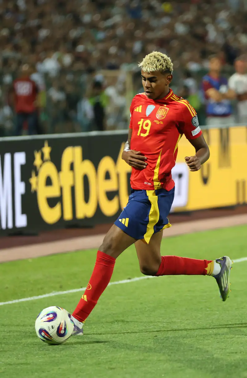 Lamine Yamal running with the ball for Spain against Bulgaria, September 2025